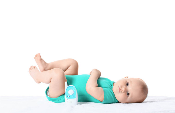 Roztomilé malé dítě a baby monitor na bílém pozadí - Fotografie, Obrázek