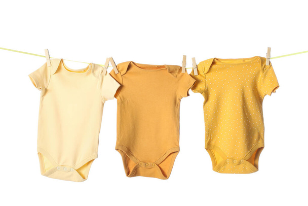 Seil mit gelben Babykörpern auf weißem Hintergrund - Foto, Bild