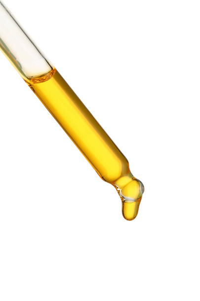Видобування ефірної олії з піпетки на білому тлі, крупним планом
 - Фото, зображення