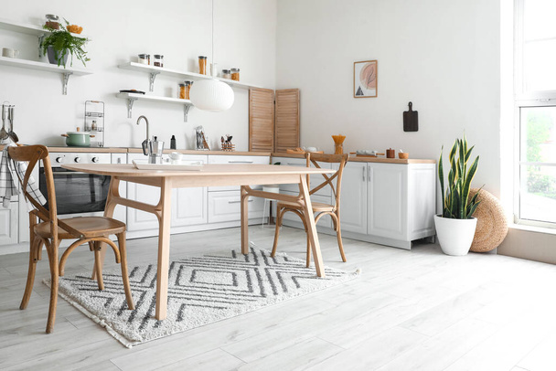 Interior de cozinha elegante com mesa de jantar de madeira - Foto, Imagem