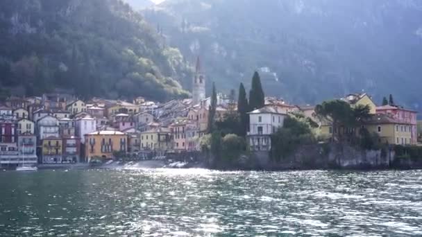 Varenna kasabasının antik kıyı şeridi. İtalya, Como Gölü - Video, Çekim