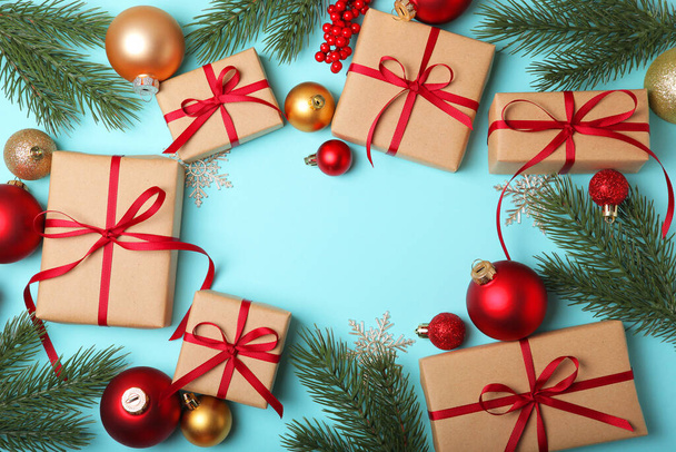 Décorations et cadeaux de Noël sur fond coloré vue de dessus - Photo, image