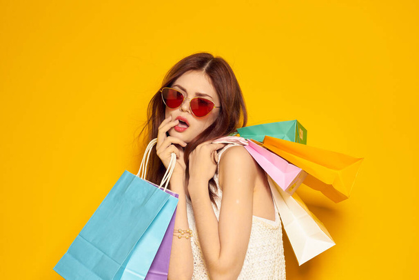 smiling woman wearing sunglasses posing shopping fashion studio model - Foto, afbeelding