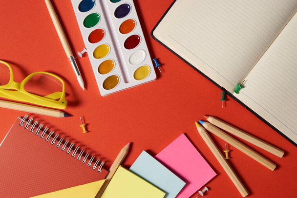 Краска карандаши рисунок расходные материалы дизайн обучения красный фон - Фото, изображение