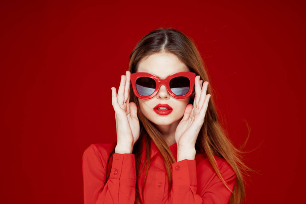 cheerful woman in a red shirt sunglasses Glamor close-up - Foto, immagini
