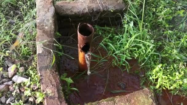 tubo di perdita di acqua corrosa presso l'azienda agricola - Filmati, video