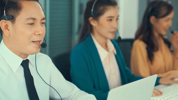 Biznesmeni noszący słuchawki pracujący aktywnie w biurze - Zdjęcie, obraz