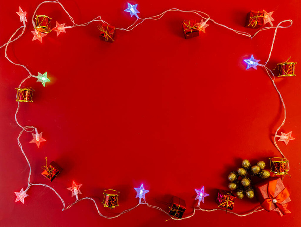 クリスマスと新年のフラットは赤い背景にコピースペースとレイアウト - 写真・画像