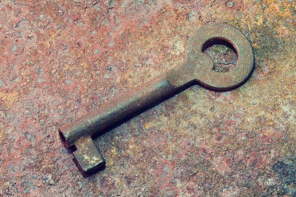 Vintage deur toets op oude roestige metalen surfac - Foto, afbeelding