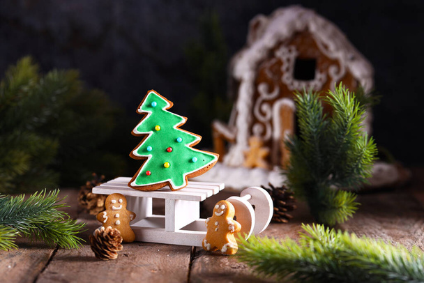 pan de jengibre de Navidad y casa para golosinas y decoración navideña - Foto, imagen