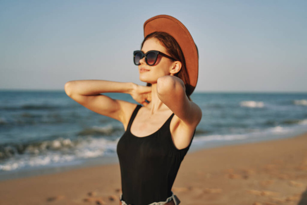 woman in a hat sunglasses by the ocean travel sun - Foto, Imagen