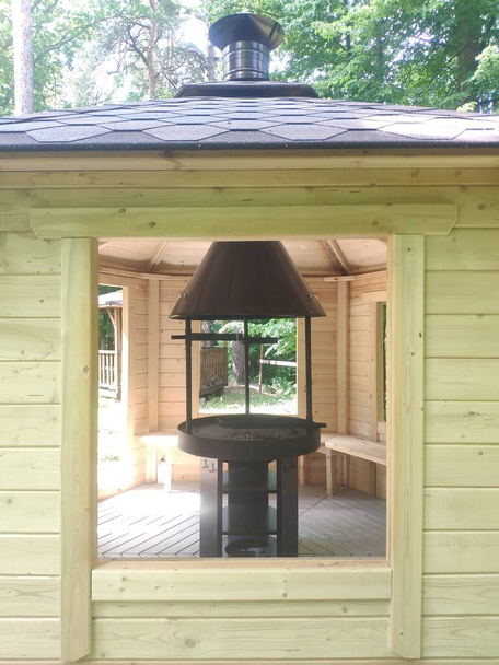 grill w drewnianej altanie. rekreacja na świeżym powietrzu - Zdjęcie, obraz