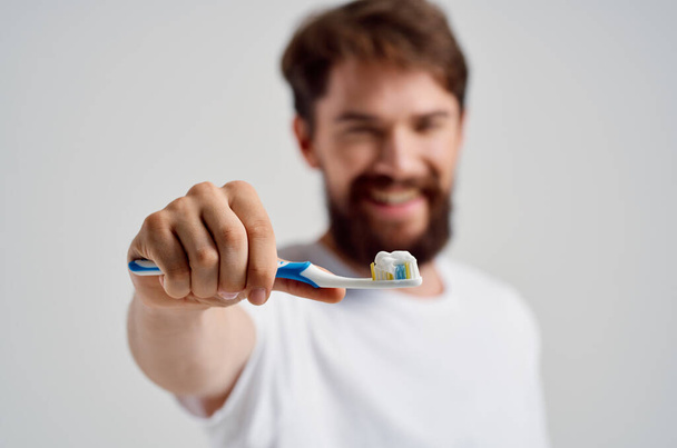 barbudo hombre higiene dentífrico mañana aislado fondo - Foto, Imagen