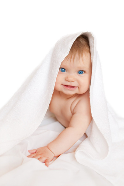 šťastné usmívající se dítě s ručníkem na hlavě - Fotografie, Obrázek