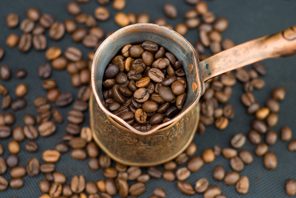 Muinainen kahvipannu hajallaan kahvia
 - Valokuva, kuva