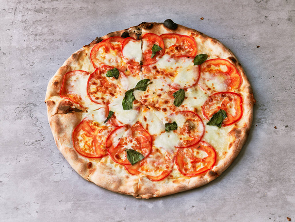  Вкусная итальянская пицца на бетонной поверхности - Фото, изображение