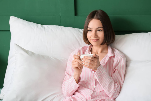 Aamulla kaunis nainen juo kahvia makuuhuoneessa - Valokuva, kuva
