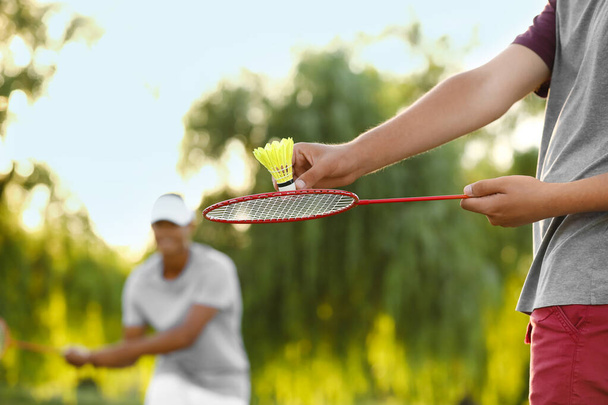 młodzi mężczyźni grać badmintona na świeżym powietrzu - Zdjęcie, obraz