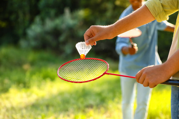 Hombres jóvenes jugando al badminton al aire libre - Foto, imagen