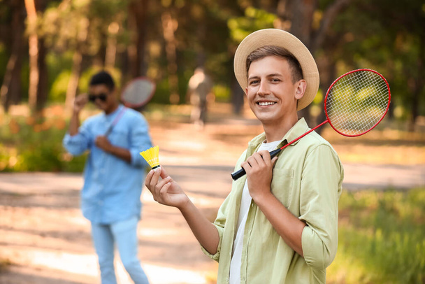 Hombres jóvenes jugando al badminton al aire libre - Foto, Imagen