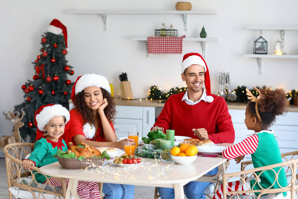 Mutlu bir aile mutfakta Noel yemeği yiyor. - Fotoğraf, Görsel