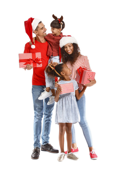 Szczęśliwa rodzina z prezentami świątecznymi na białym tle - Zdjęcie, obraz