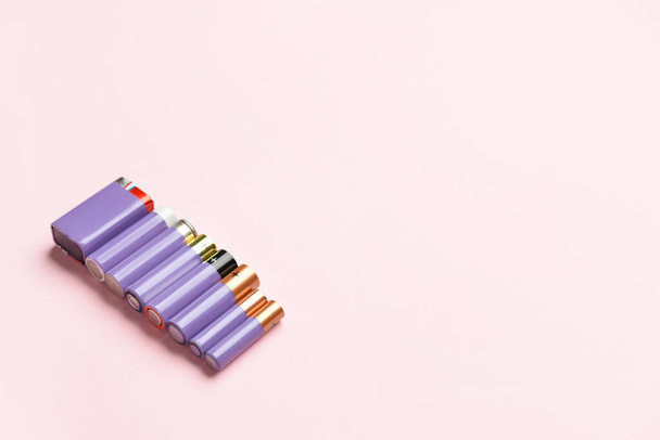 Baterías alcalinas sobre fondo rosa - Foto, imagen