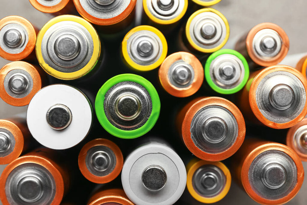 Baterías alcalinas como fondo, primer plano - Foto, Imagen