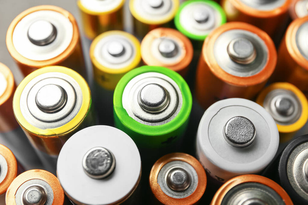 Baterie alkaliczne jako tło, zbliżenie - Zdjęcie, obraz