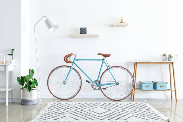 Belső tér világos nappali kerékpárral és asztallal - Fotó, kép