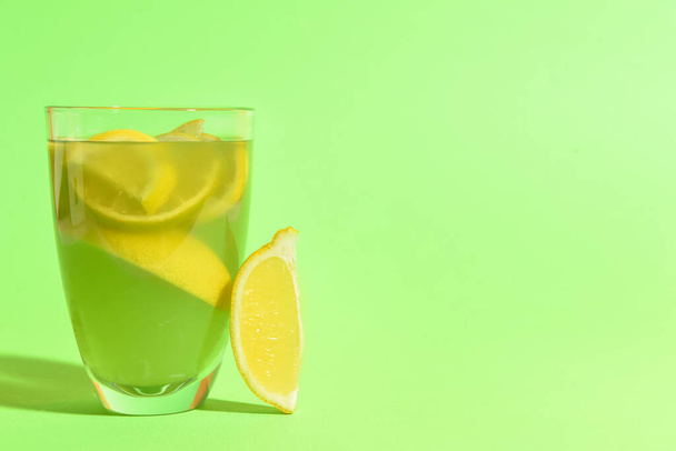 Vaso de limonada fresca sobre fondo verde - Foto, Imagen
