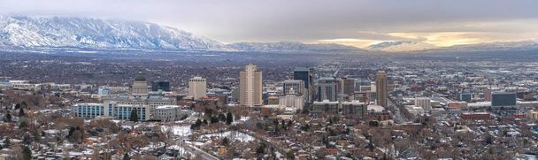 Downtown Salt Lake City letecký pohled na zasněžené pohoří na pozadí - Fotografie, Obrázek