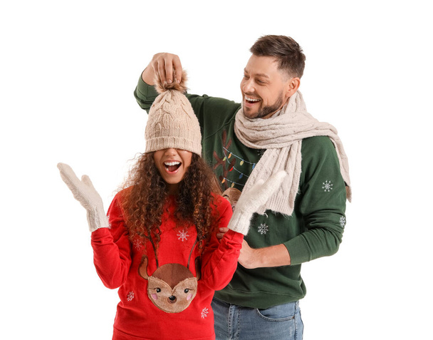Ευτυχισμένο ζευγάρι σε Χριστουγεννιάτικα πουλόβερ σε λευκό φόντο - Φωτογραφία, εικόνα