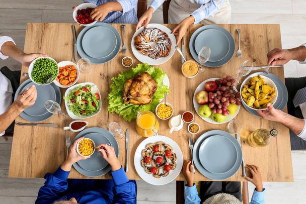 Dia de Acção de Graças. Pessoas comendo delicioso jantar na mesa festiva servida - Foto, Imagem