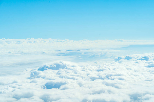Σύννεφα και ουρανός πάνω από το παράθυρο του αεροπλάνου - Φωτογραφία, εικόνα
