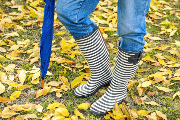 Mujer joven en botas de goma al aire libre en el día de otoño - Foto, Imagen