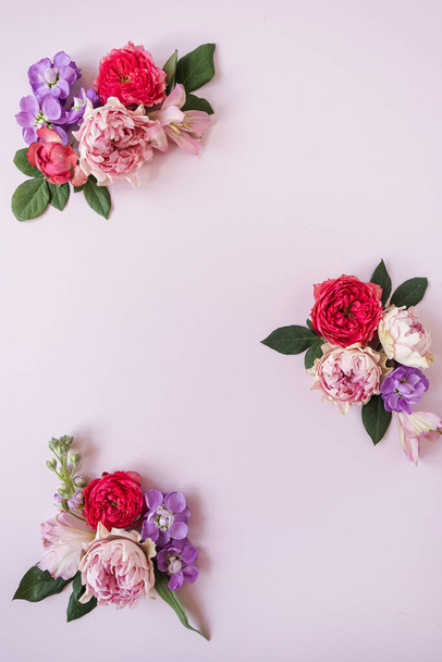 Marco con espacio de copia maqueta en blanco hecho de flores de color rosa sobre fondo rosa. Puesta plana, vista superior mínima composición floral. - Foto, Imagen