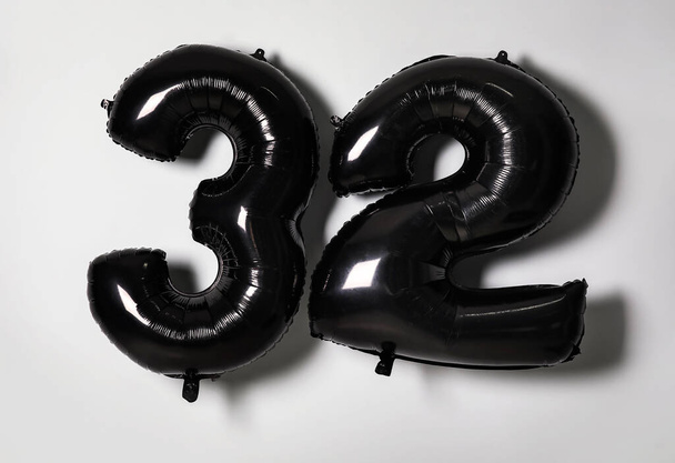 Figure 32 faite de ballons noirs sur fond clair - Photo, image