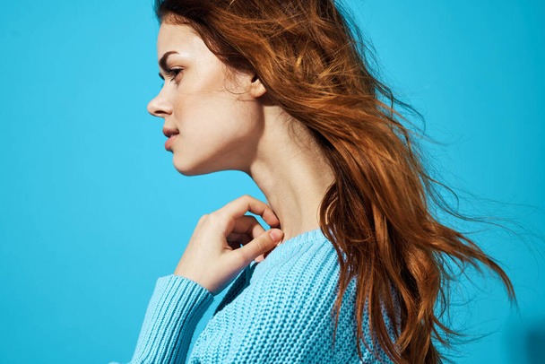 Frau attraktiv aussehen blauer Hintergrund Lifestyle - Foto, Bild