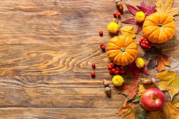 Krásná podzimní kompozice se zralými dýněmi na dřevěném pozadí - Fotografie, Obrázek