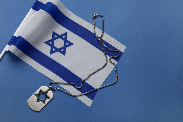 Znacznik wojskowy i flaga Izraela na tle koloru - Zdjęcie, obraz