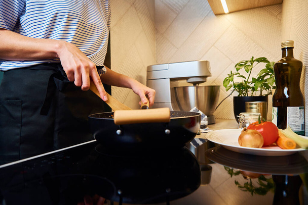 Donna che cucina salsa bolognese in cucina - Foto, immagini