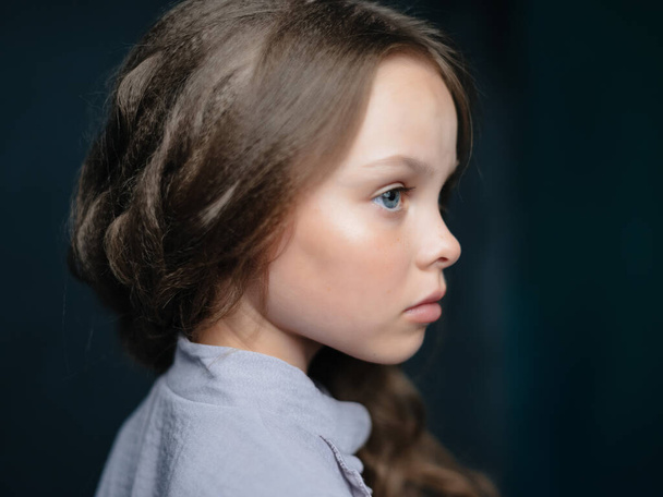 mała dziewczyna moda fryzura pozowanie ciemne tło studio - Zdjęcie, obraz