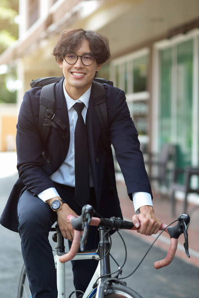Ritratto di giovane stipendio uomo andare in bicicletta al lavoro. Urban manager maschile pendolarismo in bicicletta. - Foto, immagini