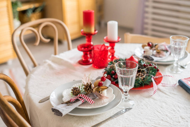 Χριστουγεννιάτικο εσωτερικό μιας κουζίνας σε ρουστίκ στυλ σε σκανδιναβικό στυλ. Υψηλής ποιότητας φωτογραφία - Φωτογραφία, εικόνα