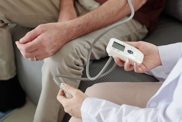 Doctor Measuring Blood Pressure - Foto, Imagem