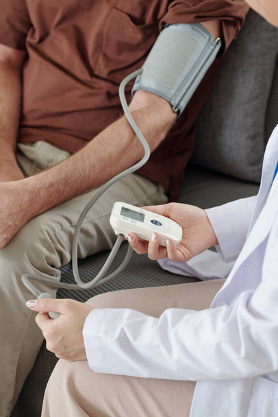 General Practitioner Checking Blood Pressure - Foto, immagini
