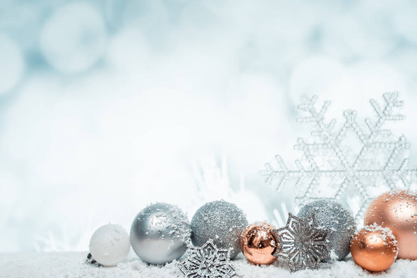 Valkoinen ja sininen joulun tausta pallot lumessa ja tähdet, koristelu, joulu aika on tulossa, Onnittelukortti, banneri, juliste - Valokuva, kuva