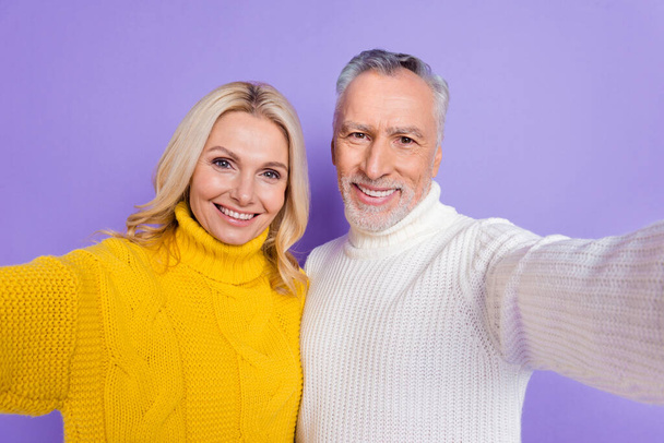 Photo of adorable pretty mature wife husband wear knitted pullovers smiling embracing vlogging isolated purple color background - Fotografie, Obrázek