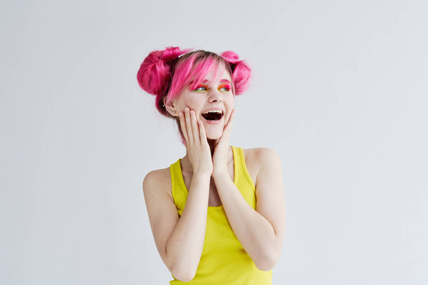 proportional woman with pink hair in a yellow tank top lifestyle - Foto, Bild